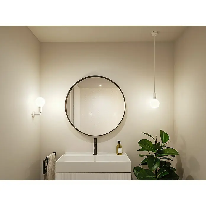 Paulmann Pendelleuchte Ravi - 60 W, Ø x L: 8 x 150 cm, Weiß, E27 - Elegantes Badezimmer mit rundem Spiegel über einem Waschbecken, einer stilvollen Wandleuchte und einer minimalistischen Hängelampe.
