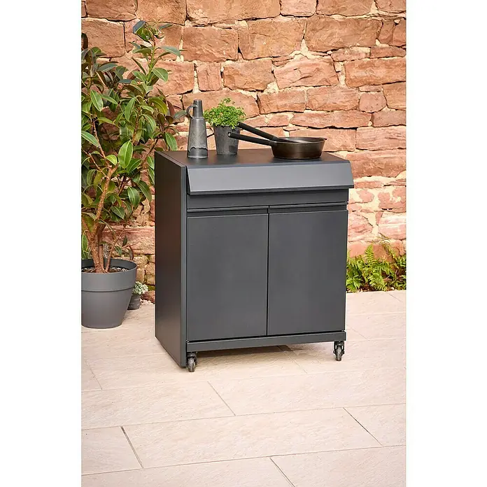 Kingstone Outdoorküchen-Modul Cliff Big Basic - Schwarz, B x T x H: 82 x 55,5 x 91 cm - Outdoor-Küchenschrank mit Topf, Krug und Pflanze darauf.