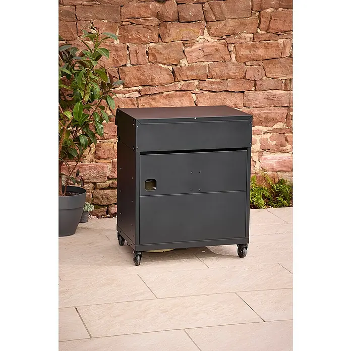 Kingstone Outdoorküchen-Modul Cliff Big Basic - Schwarz, B x T x H: 82 x 55,5 x 91 cm - Schwarzer Outdoor-Küchenschrank mit Schubladen und Rädern vor einer Steinmauer.