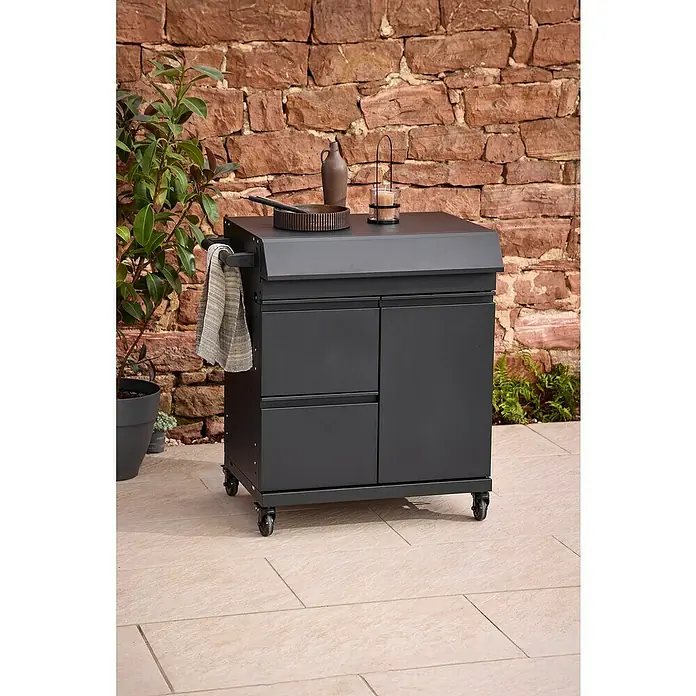 Kingstone Outdoorküchen-Modul Cliff Big Basic - Schwarz, B x T x H: 82 x 55,5 x 91 cm - Schwarzer Küchenwagen mit Arbeitsplatte, Schubladen und Schranktüren. Küchenutensilien stehen dekorativ auf der Oberfläche des Servierwagens.