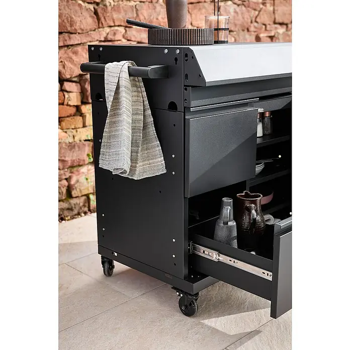 Kingstone Outdoorküchen-Modul Cliff Big Basic - Schwarz, B x T x H: 82 x 55,5 x 91 cm - Detailaufnahme eines schwarzen Outdoor-Küchenwagens mit Schublade und Handtuchhalter, ideal für Grillabende im Freien.