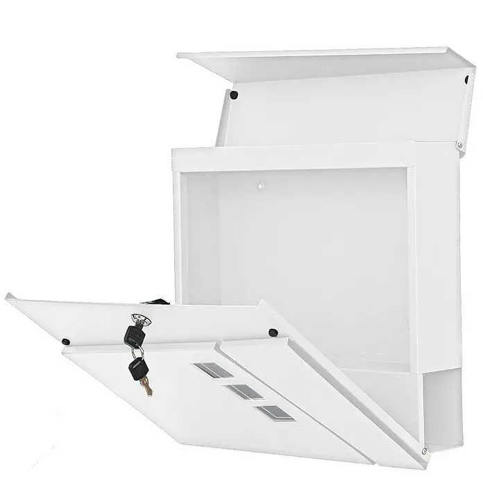Proregal Wandbriefkasten Briefkasten - Weiß, Metall, Zeitungsfach - Nahaufnahme eines weißen, abschließbaren Briefkastens mit geöffneter Klappe und Schlüssel im Schloss, der die Sicherheit der Post gewährleistet.