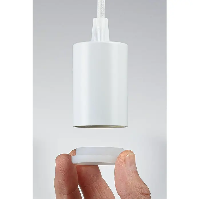 Paulmann Pendelleuchte Ravi - 60 W, Ø x L: 8 x 150 cm, Weiß, E27 - Eine weiße Lampenfassung mit Kabel und ein passendes, kleines weißes Zubehörteil werden von einer Hand gehalten.