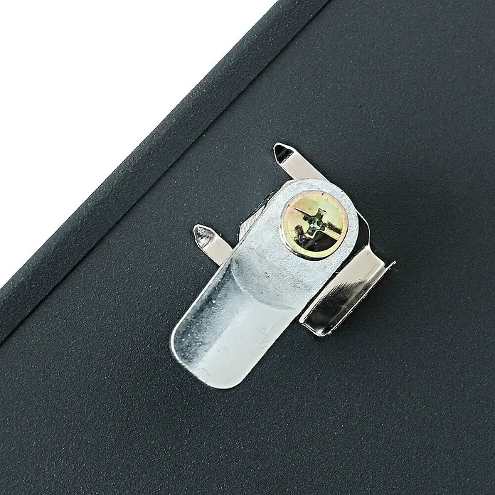 Proregal Wandbriefkasten Briefkasten - Anthrazit, Metall, Zeitungsfach - Nahaufnahme eines versilberten Schrankschlosses, das an einem dunklen Schrank befestigt ist und eine sichere und zuverlässige Verriegelung bietet.