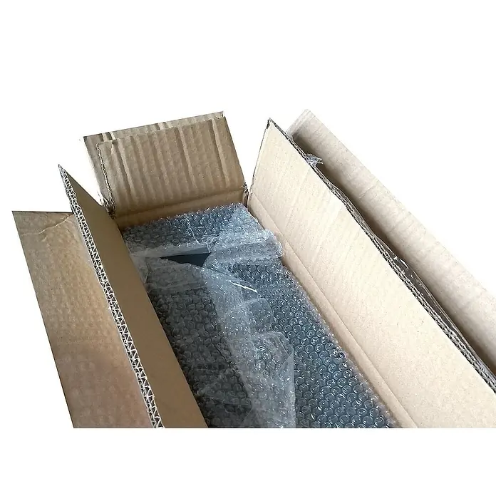 Proregal Wandbriefkasten Briefkasten - Weiß, Metall, Zeitungsfach - Blick in einen offenen Karton, der ein in Luftpolsterfolie verpacktes Produkt enthält, bereit für den Versand.