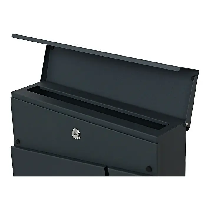 Proregal Wandbriefkasten Briefkasten - Anthrazit, Metall, Zeitungsfach - Eine Nahaufnahme eines grauen Briefkastens mit offenem Deckel. Der Briefkasten hat ein Schloss und eine längliche Öffnung.