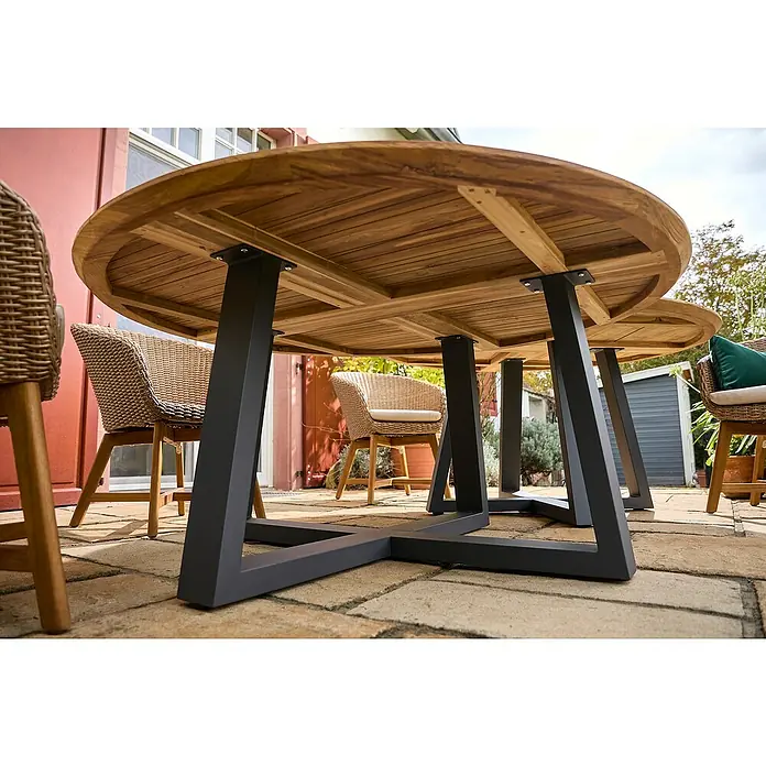 Sunfun Tischbein-Set Low-Dining - für Tischplatte ⌀ 150 cm, Höhe: 65 cm, Aluminium, Anthrazit - Nahaufnahme eines runden Gartentisches aus Teakholz mit schwarzem Metallfuß und Flechtstühlen auf einer Terrasse.