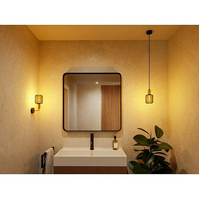 Paulmann Pendelleuchte Ravi - 60 W, Ø x L: 8 x 150 cm, Schwarz/ Gold, E27 - Ein Badezimmer mit einem modernen Waschbecken, Spiegel und goldenen Akzenten durch Lampen, die eine warme Atmosphäre schaffen.