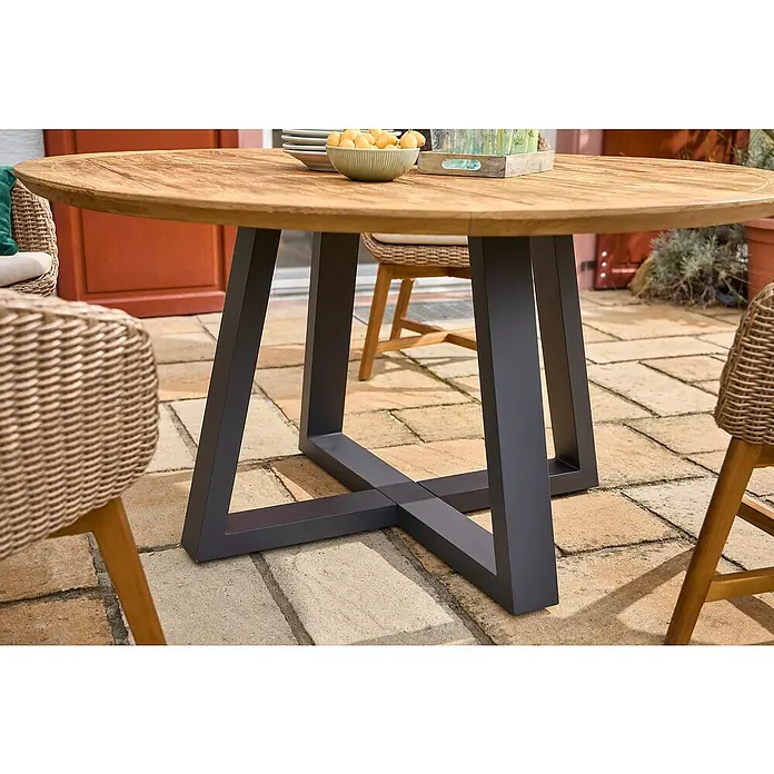 Sunfun Tischbein-Set High-Dining - für Tischplatte ⌀ 150 cm, Höhe: 72 cm, Aluminium, Anthrazit - Nahaufnahme eines runden Gartentisches aus Holz mit einem modernen Untergestell aus Metall, umgeben von Rattan-Stühlen.