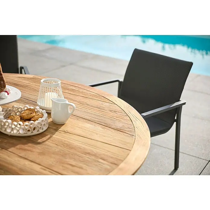 Sunfun Gartenmöbel-Set Lumar - 8 -tlg., Aluminium, Teak, Textil, Night-Grey/Hellbraun - Nahaufnahme eines eleganten Gartentisches mit Geschirr und einem Stuhl, ideal für Mahlzeiten im Freien.
