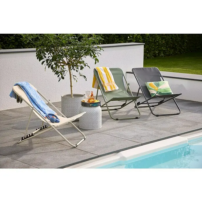 Sunfun Strandstuhl - B x T x H: 60 x 77 x 89 cm, Stahl, Textil, Urban Green - Drei stilvolle Liegestühle am Pool, perfekt für entspannte Stunden im Freien, ergänzt durch Beistelltisch und grüne Akzente.