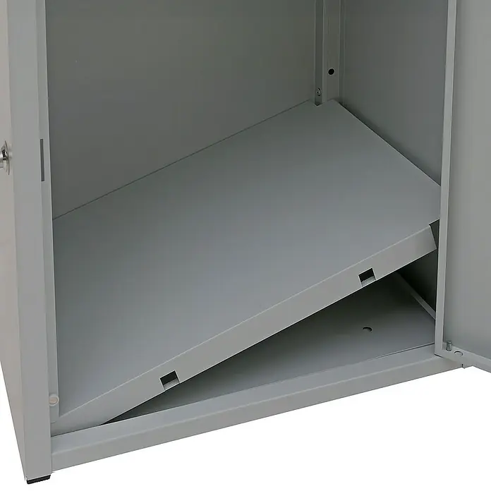 Proregal Standbriefkasten Paketkasten mit 3 Fächern - Grau, Stahl, Paketfach - Innenansicht eines grauen Metallschranks mit Einlegeboden, der Stauraum und Organisation bietet.