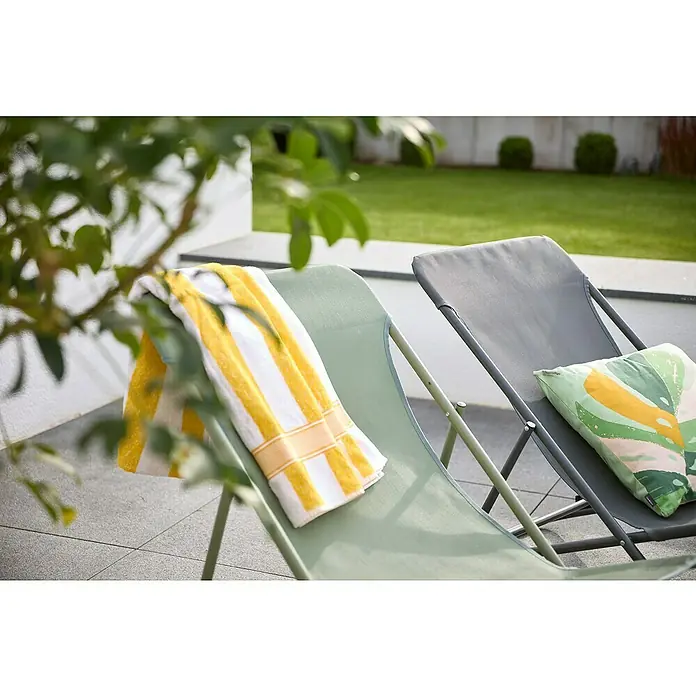 Sunfun Strandstuhl - B x T x H: 60 x 77 x 89 cm, Stahl, Textil, Urban Green - Entspannen Sie stilvoll mit unseren Liegestühlen. Das Bild zeigt zwei Liegestühle mit einem gelb-weiß gestreiften Handtuch und einem Zierkissen.