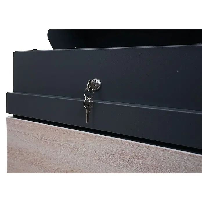 Proregal Standbriefkasten Paketkasten - Anthrazit-Holz, Metall, Paketfach - Nahaufnahme eines schwarzen Safes mit einem Schlüssel im Schloss, der Sicherheit und Schutz der Wertsachen im Tresor symbolisiert.