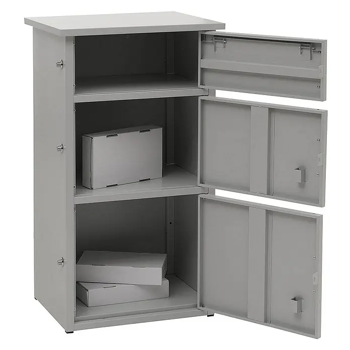 Proregal Standbriefkasten Paketkasten mit 3 Fächern - Grau, Stahl, Paketfach - Aufnahme eines grauen Metallschließfachs mit drei Fächern und geöffneten Türen, in denen sich einige Kartons befinden.