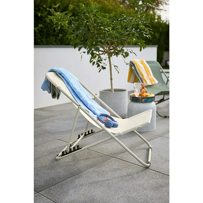 Sunfun Strandstuhl - B x T x H: 60 x 77 x 89 cm, Stahl, Textil, Light-Greige - Bequemer Liegestuhl mit blauem Handtuch und Kopfhörern im Garten. Entspannung pur auf der Terrasse.