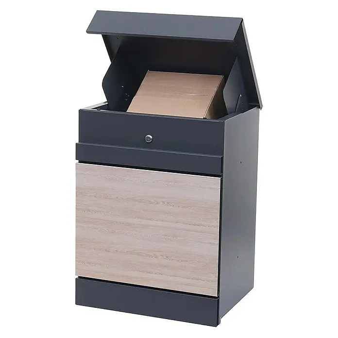 Proregal Standbriefkasten Paketkasten - Anthrazit-Holz, Metall, Paketfach - Eine graue Paketbox mit einer hellen Holzfront und einer geöffneten Klappe, in der ein Paket liegt. Ideal zur sicheren Aufbewahrung von Paketen.