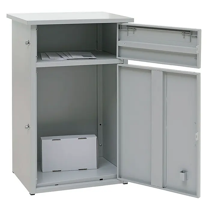 Proregal Standbriefkasten Paketkasten mit 2 Fächern - Grau, Stahl, Paketfach - Eine graue Paketbox mit geöffneter Tür, die einen Einblick in ihr Inneres mit einem Paket und Briefen gewährt.
