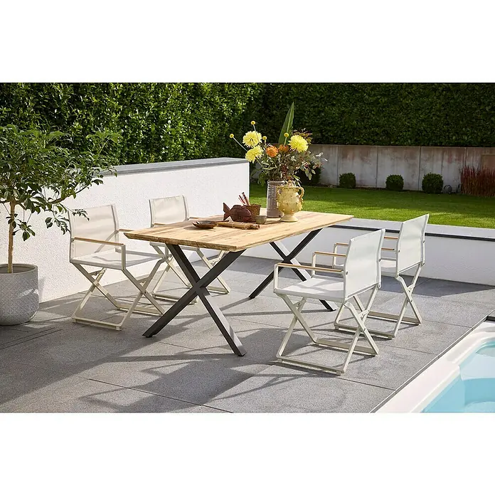 Sunfun Tischbein-Set - X-Form, Edelstahl, Anthrazit - Ein Gartentisch-Set mit Holztischplatte und vier Stühlen mit hellem Gestell und Textilsitzfläche, dekoriert mit Blumen und Zubehör.