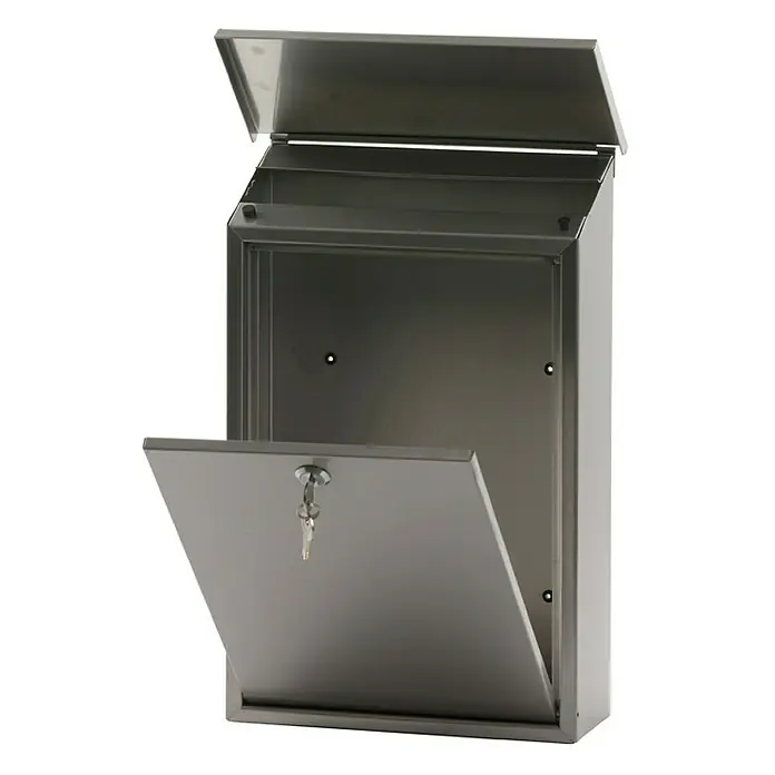 Proregal Wandbriefkasten Toledon mit Schrägdach & Zylinderschloß - Silber, Stahl - Eine offene Metall-Briefkasten mit Schloss und Schlüssel. Der Briefkasten ist leer und bereit zur Montage an der Wand.