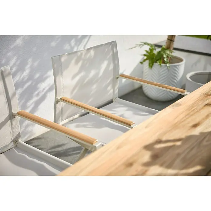 Sunfun Solo Gartenstuhl - Aluminium, Klappbar, Light-Greige, B x T x H: 56 x 51 x 83,5 cm - Nahaufnahme von zwei weißen Sesseln mit Holzarmlehnen, die eine moderne und stilvolle Gartengarnitur bilden.