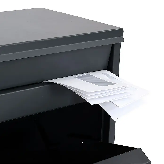 Proregal Standbriefkasten Paketkasten - Anthrazit, Metall, Paketfach - Briefkasten mit Briefen. Der Briefkasten ist aus Metall und die Briefe sind aus Papier. Der Briefkasten ist voll mit Post.