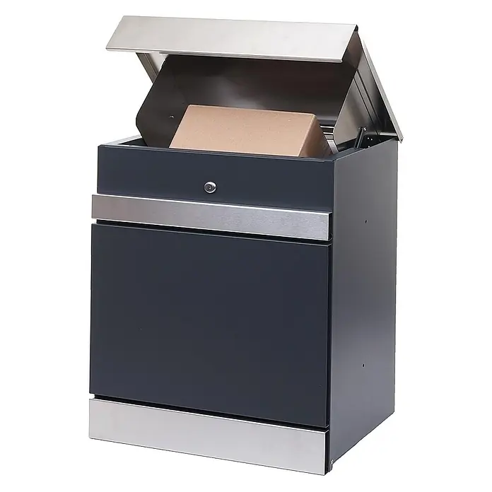 Proregal Standbriefkasten Paketkasten - Edelstahl, Metall, Paketfach - Briefkasten mit Paketfach. Der graue Briefkasten hat einen silbernen Akzent. Die Klappe ist offen und ein Paket liegt darin.