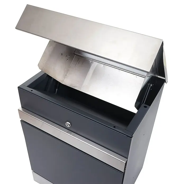 Proregal Standbriefkasten Paketkasten - Edelstahl, Metall, Paketfach - Ein detailreiches Bild eines geöffneten, grauen Briefkastens mit silbernem Deckel, der die Konstruktion und das Design hervorhebt.