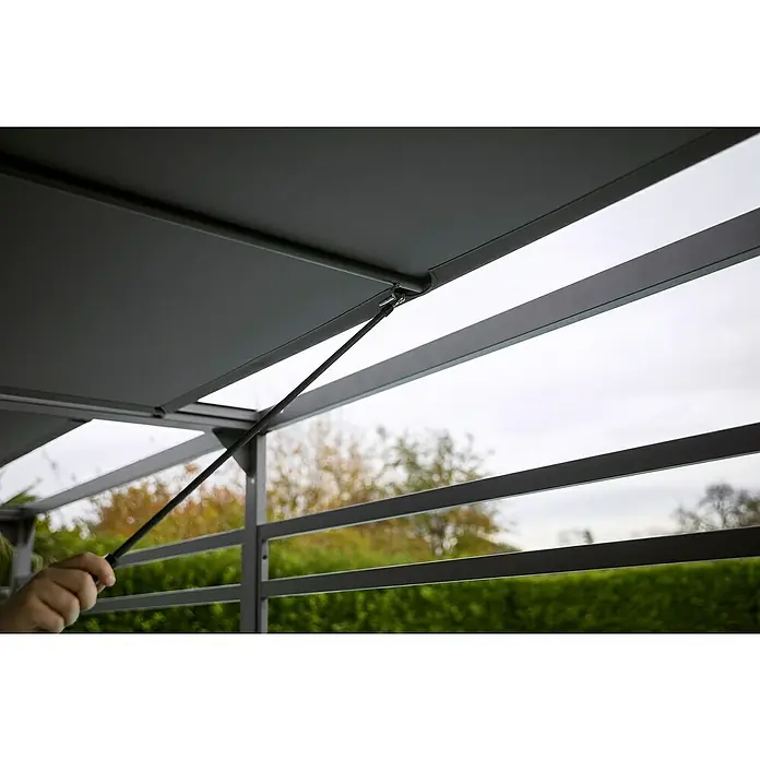 Raffpavillon - B x T: 400 x 300 cm, Farbe Gestell: Schwarz, Farbe Dach: Grau - Nahaufnahme einer einziehbaren Terrassenüberdachung mit einer Hand, die eine Stange zur Bedienung hält.