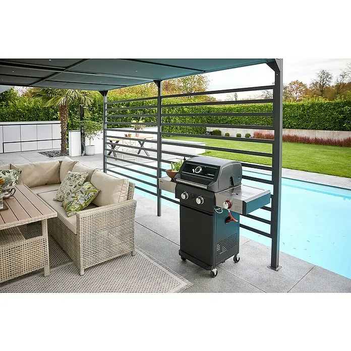 Raffpavillon - B x T: 400 x 300 cm, Farbe Gestell: Schwarz, Farbe Dach: Grau - Elegante Gartenszene mit Grill unter einer Pergola, neben einer stilvollen Sitzecke und einem einladenden Pool.