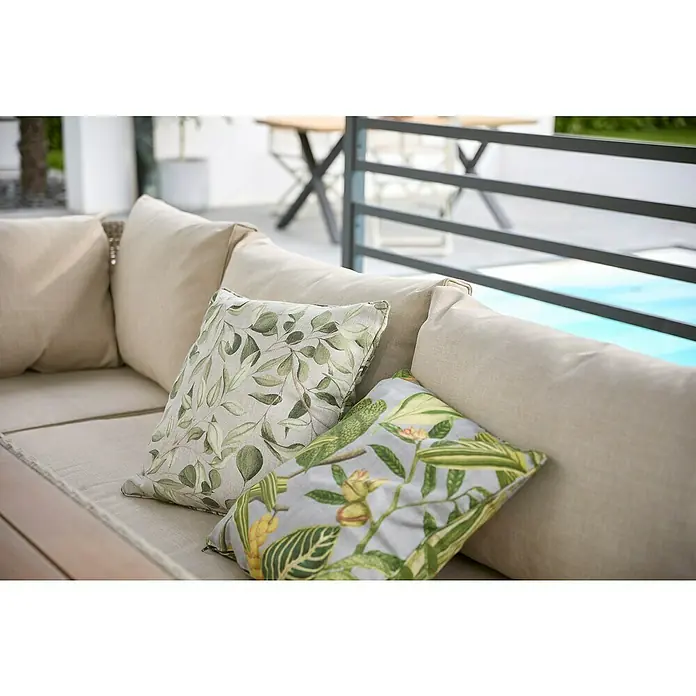 Loungemöbel-Set - 3 -tlg., Polyrattan, Stahl, Beige/Grau - Nahaufnahme von dekorativen Kissen mit Pflanzenmotiven auf einem beigen Sofa im Freien, das Komfort und Stil vereint.