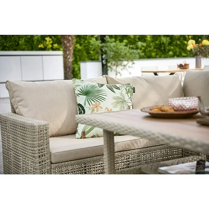 Loungemöbel-Set - 3 -tlg., Polyrattan, Stahl, Beige/Grau - Nahaufnahme eines Outdoor-Sofas mit floralem Kissen und Rattanelementen, das eine gemütliche und stilvolle Atmosphäre für den Außenbereich bietet.