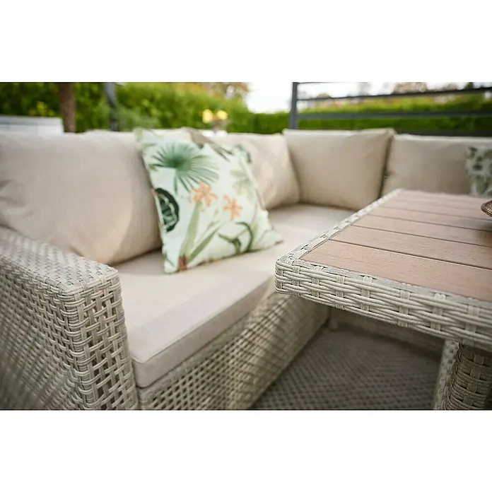 Loungemöbel-Set - 3 -tlg., Polyrattan, Stahl, Beige/Grau - Nahaufnahme eines bequemen Gartensofas aus Rattan mit hellen Kissen und einem Tisch, ideal für entspannte Stunden im Freien.