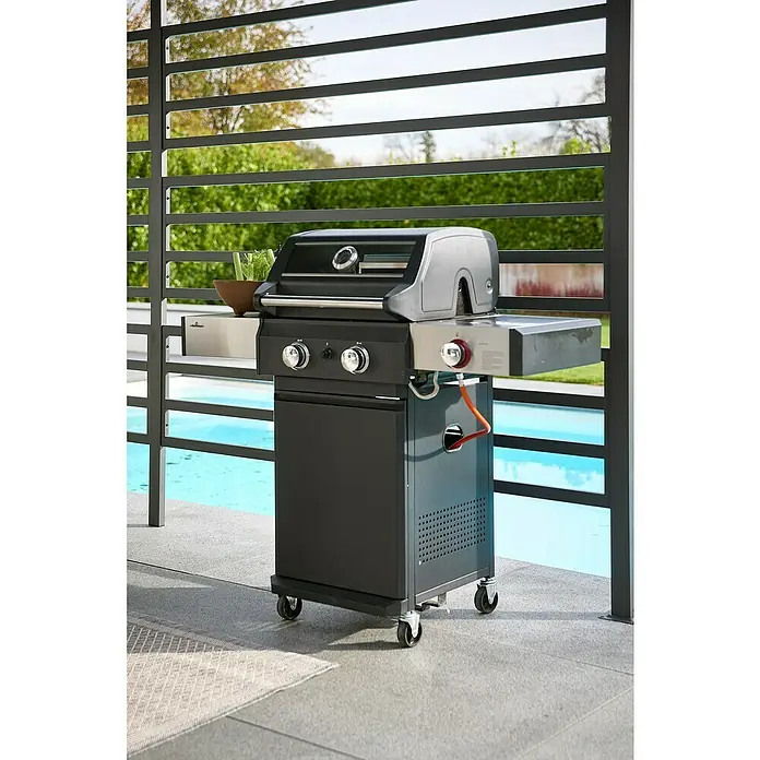 Grillstar Gasgrill Powerburner 250-1 - Grillfläche (B x T): 50 x 41 cm, 5,86 kW, Anzahl Brenner: 2 - Bild eines modernen schwarzen Gasgrills mit zwei Brennern, der auf einer Terrasse neben einem Pool steht.