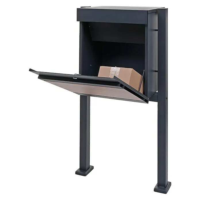 Proregal Standbriefkasten Paketkasten mit Standfuß - L x B x H: 36 x 59 x 120 cm, Anthrazit-Holz, Metall, Paketfach - Metall Paketkasten mit Paket. Der Paketkasten hat eine Klappe, die sich öffnen lässt, um Pakete zu empfangen und zu sichern.