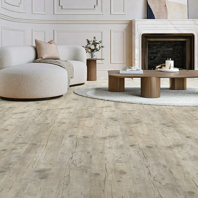 Parador Vinylboden Classic 2030 - Altholz geweißt Holzstruktur, Landhausdiele, 1.207 x 216 x 9,6 mm - Elegantes Interieur mit auffälligem Holzboden, der dem Raum Wärme und Charakter verleiht. Der Boden harmoniert perfekt mit dem modernen Sofa und dem Kamin.