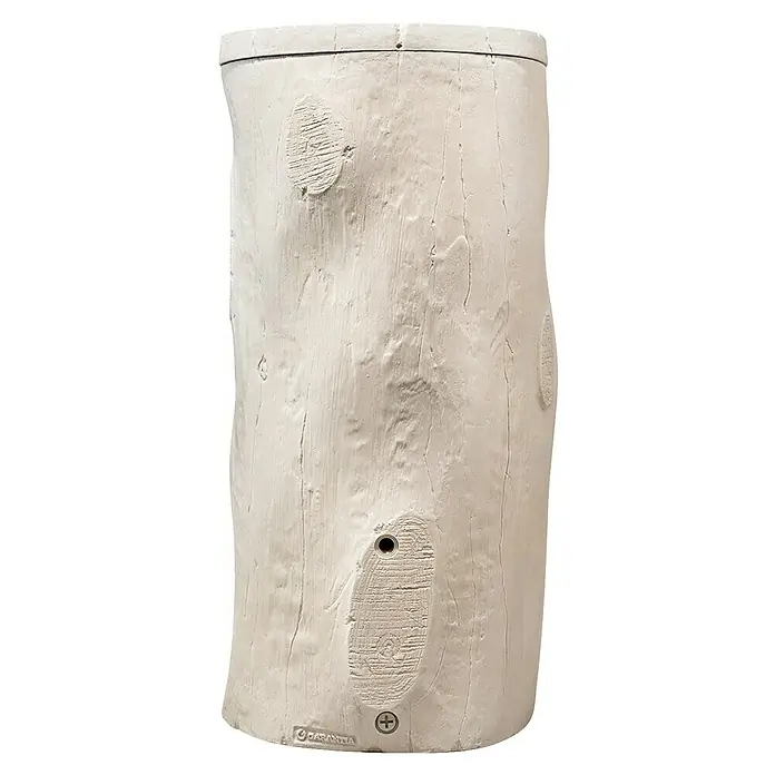 Garantia Regenspeicher - 250 l, Greywood - Nahaufnahme eines Regentonnenmodells imitiert einen Baumstamm mit einer Öffnung und dem Garantia-Logo.