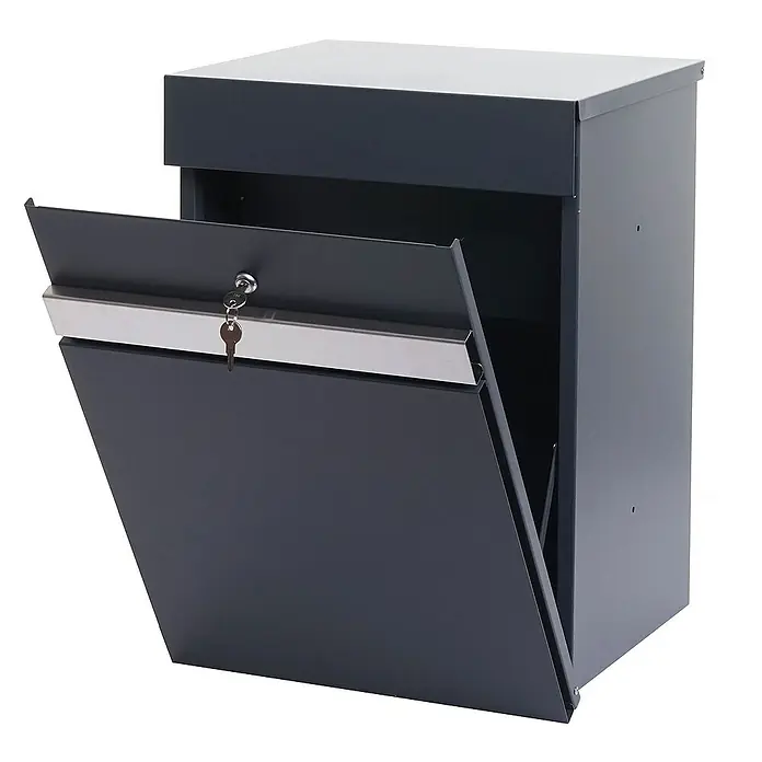 Proregal Standbriefkasten Paketkasten - L x B x H: 36 x 45 x 58 cm, Anthrazit-Edelstahl, Metall, Paketfach - Das Bild zeigt einen anthrazitfarbenen Briefkasten mit einer geöffneten Klappe und einem Schlüssel im Schloss.