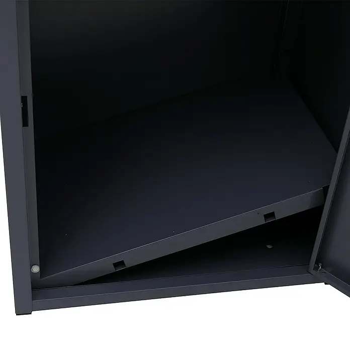 Proregal Standbriefkasten Paketkasten mit 3 Fächern - L x B x H: 38 x 49 x 89 cm, Dunkelgrau, Stahl, Paketfach - Detailaufnahme eines dunklen Metallschranks mit einer schrägen Ablage, die Stabilität und Stauraum bietet.