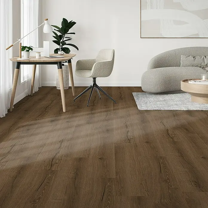 Parador Vinylbodenmuster Basic 30 Eiche Cambridge geräuchert Gebürstete Struktur - 200 x 216 x 9,4 mm, Landhausdiele - Ansicht eines modern eingerichteten Wohnraums mit hochwertigem Holzboden, der Wärme und Eleganz ausstrahlt. Perfekt für ein stilvolles Zuhause.