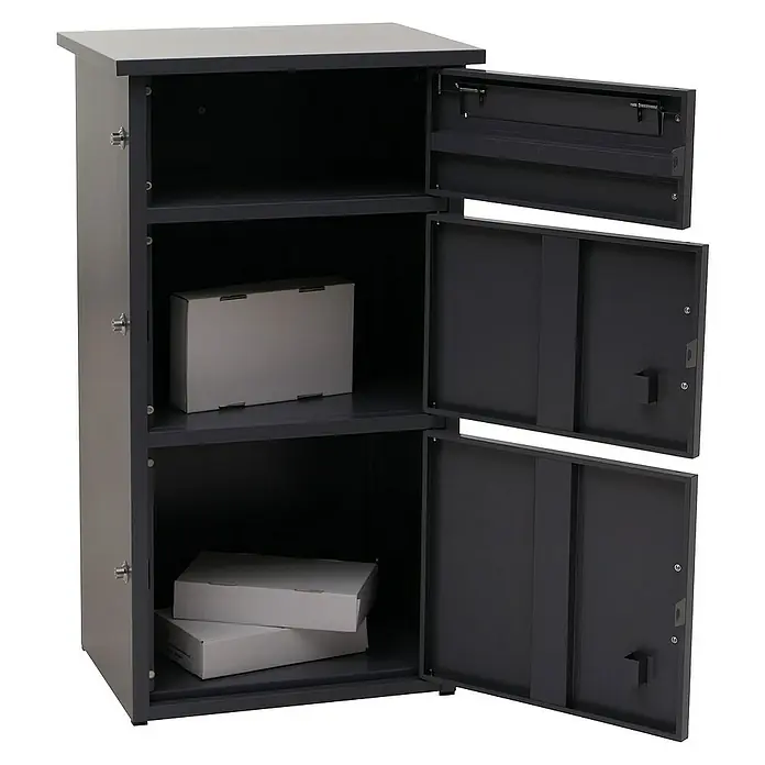 Proregal Standbriefkasten Paketkasten mit 3 Fächern - L x B x H: 38 x 49 x 89 cm, Dunkelgrau, Stahl, Paketfach - Grauer Paketkasten mit drei Fächern, einige mit Paketen gefüllt, die Türen sind geöffnet.
