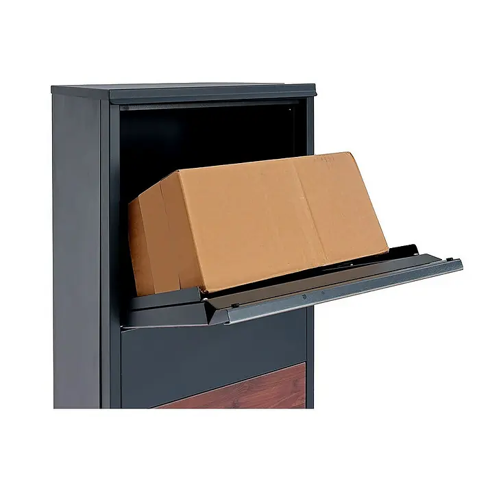 Proregal Standbriefkasten Paketkasten - Anthrazit, Metall, Paketfach - Ein grauer Paketbriefkasten mit einer geöffneten Klappe, auf der ein brauner Karton liegt, ideal für sichere Lieferungen.