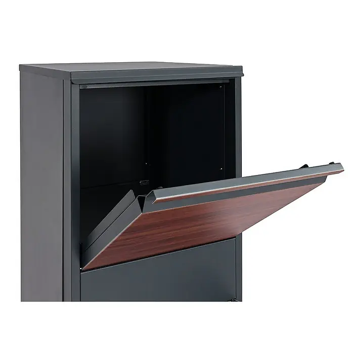 Proregal Standbriefkasten Paketkasten - Anthrazit, Metall, Paketfach - Ein moderner, grauer Paketbriefkasten mit einer eleganten, nach außen öffnenden Holztür, ideal für den sicheren Empfang von Sendungen.
