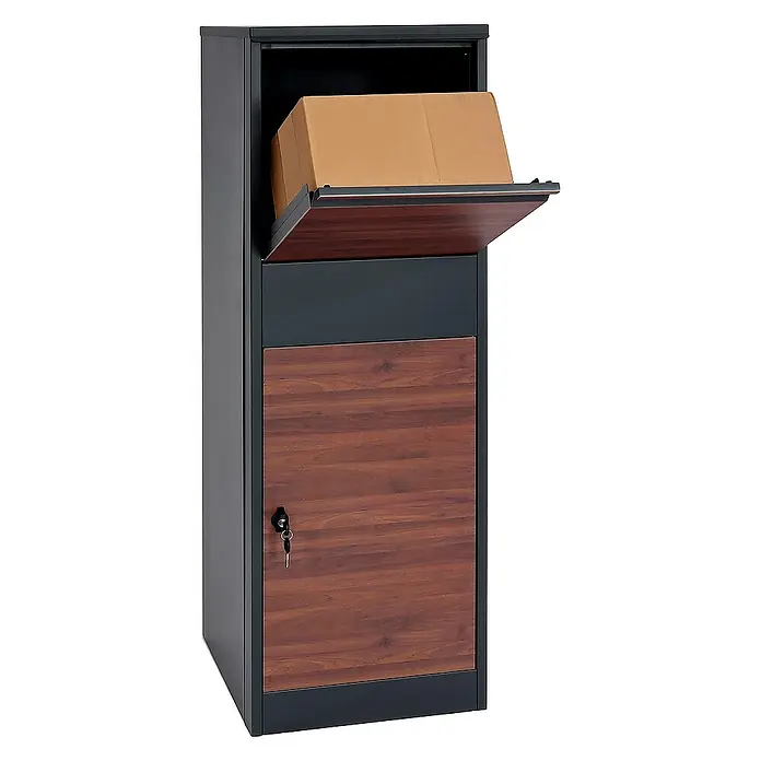 Proregal Standbriefkasten Paketkasten - Anthrazit, Metall, Paketfach - Ein Paketbriefkasten mit einer Holztür und einem Paket darin. Er ist grau mit schwarzen Akzenten.