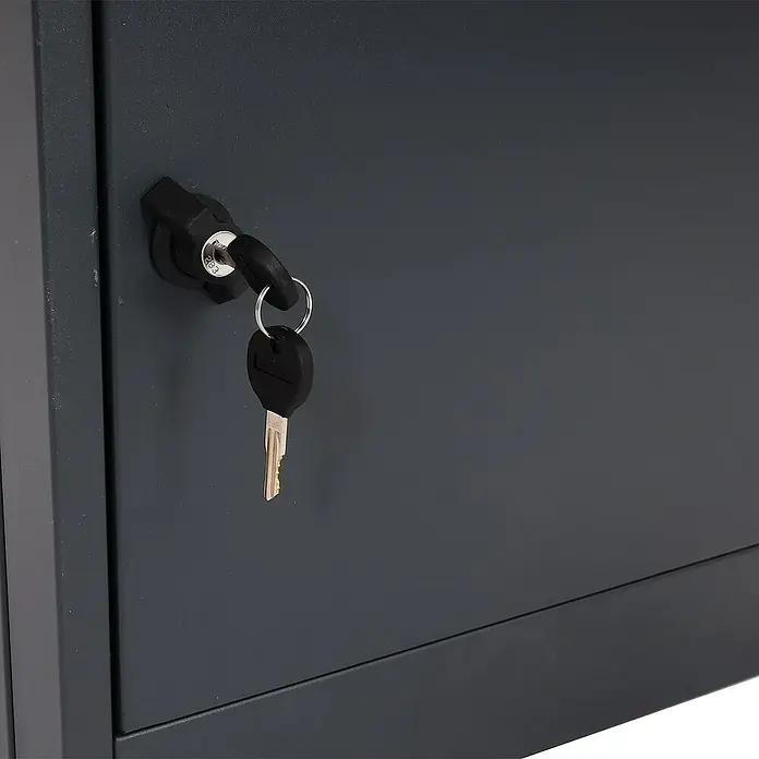 Proregal Standbriefkasten Paketkasten - L x B x H: 38 x 41 x 102 cm, Anthrazit, Metall, Paketfach - Nahaufnahme eines grauen Metallschranks mit Schlüssel im Schloss, der Sicherheit und Funktionalität bietet.