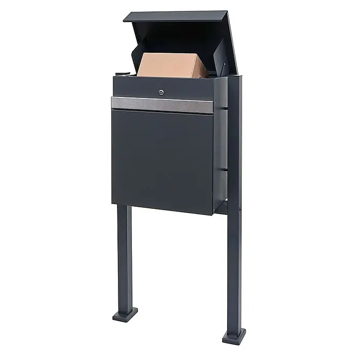 Proregal Standbriefkasten Paketkasten mit Standfuß - L x B x H: 36 x 59 x 120 cm, Edelstahl, Metall, Paketfach - Eine moderne anthrazitfarbene Briefkastenanlage mit Paketfach und offenem Deckel, die ein Paket zeigt, ideal für den Außenbereich.