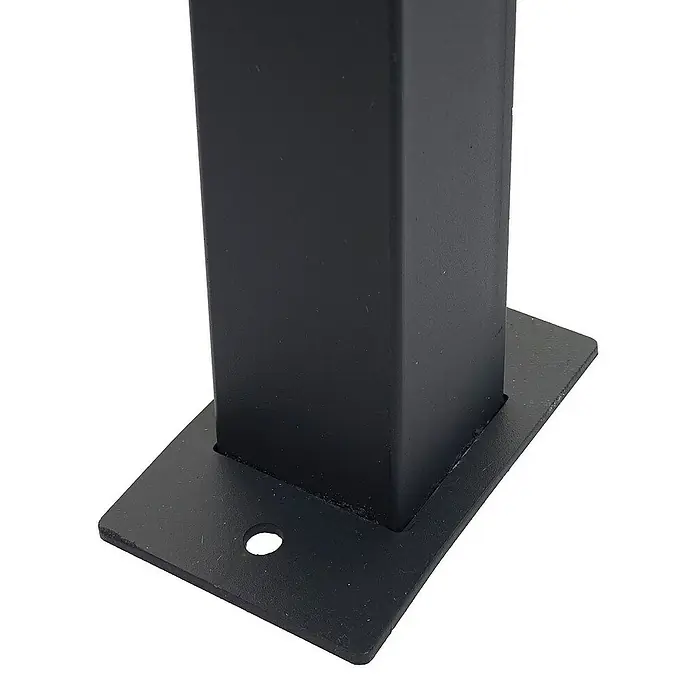 Proregal Standbriefkasten Paketkasten mit Standfuß - L x B x H: 36 x 59 x 120 cm, Edelstahl, Metall, Paketfach - Detailaufnahme einer schwarzen Vierkantrohrstütze mit Montageplatte und Bohrung zur sicheren Befestigung im Bauwesen.
