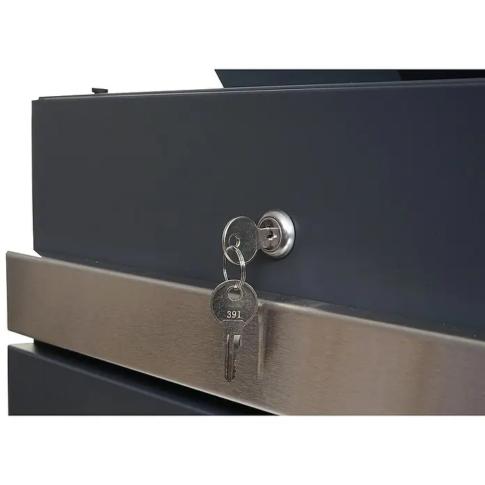 Proregal Standbriefkasten Paketkasten mit Standfuß - L x B x H: 36 x 59 x 120 cm, Edelstahl, Metall, Paketfach - Das Bild zeigt einen grauen Schrank mit einem Schlüssel im Schloss, der mit "391" gekennzeichnet ist. Ein Ersatzschlüssel hängt am Schlüssel im Schloss.