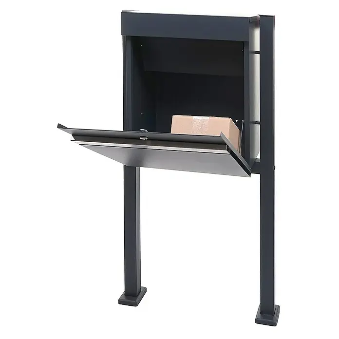 Proregal Standbriefkasten Paketkasten mit Standfuß - L x B x H: 36 x 59 x 120 cm, Edelstahl, Metall, Paketfach - Ein freistehender Paketbriefkasten in Anthrazit mit einer geöffneten Klappe, in dem ein kleines Paket liegt, ideal für die sichere Zustellung.