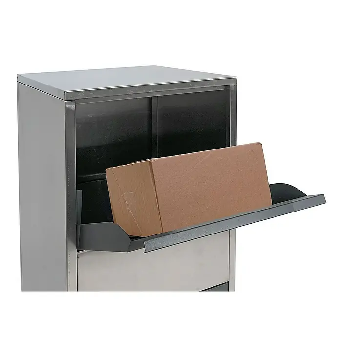 Proregal Standbriefkasten Paketkasten - Edelstahl, Metall, Paketfach - Aufnahme von Paketen: Ein Paketdepot aus Metall mit einer grauen Ablage, in der ein Paket liegt, für eine sichere und einfache Zustellung.